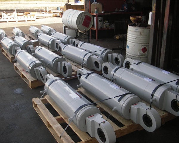 Pallets of hydraulic cylinders